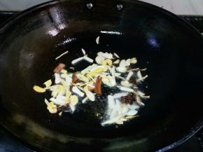 锅里放油，烧热，下姜、蒜、桂皮、八角爆香