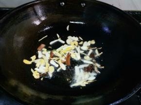 锅里放油，烧热，下姜、蒜、桂皮、八角爆香