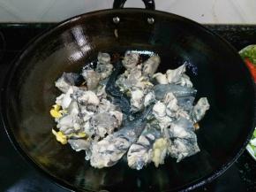 放鸡肉下去翻炒