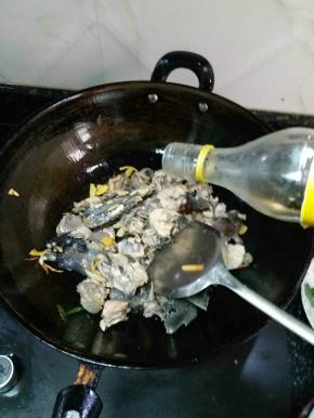 大概炒1分钟后倒料酒下去继续翻炒