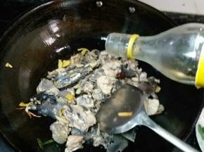 大概炒1分钟后倒料酒下去继续翻炒