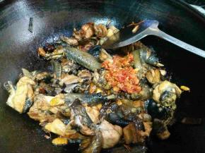 加入豆瓣酱，酱油，继续翻炒上色