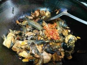 加入豆瓣酱，酱油，继续翻炒上色