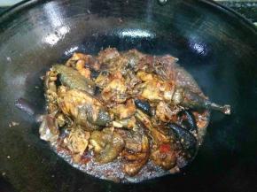 炒到鸡肉上色，锅里会有点干，可以沿锅边放少许水，继续炒，让鸡肉进味。
