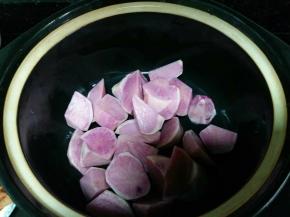 切好的土豆（我这是老家寄来的红心土豆，普通的土豆也可以）放入砂锅