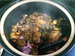 将刚炒好的鸡，也倒进砂锅