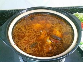 加水，把鸡肉淹没，一次性加到位，不然土鸡肉不容易煮烂，放入花椒