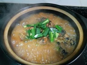 煮到水差不多少了一半，放入大蒜苗，继续煮