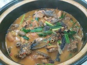 煮到汤汁不多了，鸡肉露出来，差不多鸡肉跟土豆也烂了，正常情况下我都不再放盐了，因为酱跟酱油都是咸的，如果觉得不够味，可以再加点！