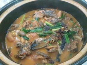 煮到汤汁不多了，鸡肉露出来，差不多鸡肉跟土豆也烂了，正常情况下我都不再放盐了，因为酱跟酱油都是咸的，如果觉得不够味，可以再加点！