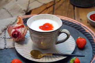 然后将做好的酸奶放入杯里，勺入草莓果酱即可享用