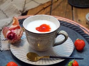 然后将做好的酸奶放入杯里，勺入草莓果酱即可享用