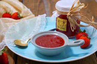 准备好自制的草莓果酱