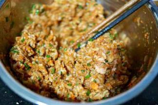 搅拌均匀，香葱也放进去（忘记放木耳了，后面才加的）