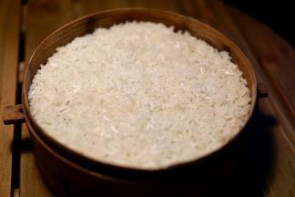 糯米放蒸屉上蒸熟