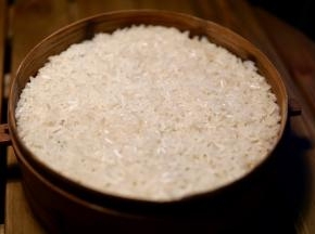 糯米放蒸屉上蒸熟