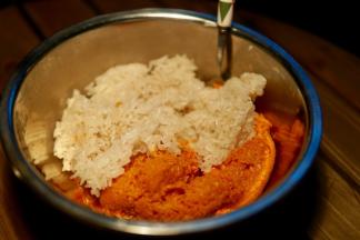 胡萝卜打碎 木耳切碎和蒸熟的糯米放一起