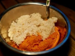 胡萝卜打碎 木耳切碎和蒸熟的糯米放一起