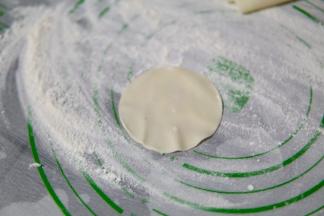 我买的饺子皮，所以要把旁边的擀薄