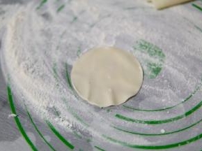 我买的饺子皮，所以要把旁边的擀薄