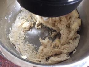 将低筋面粉、清水和白砂糖放入厨师机里搅拌均匀后放入黄油搅拌至顺滑柔软即可