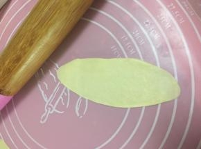 擀成长舌状