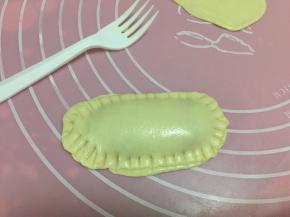 然后取另一块擀成同样的面皮盖上，用叉在边缘压花纹