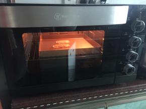 烤箱预热后放入烤箱中层210摄氏度烤25分钟