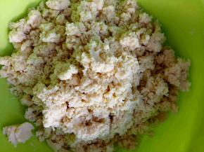 泡好后上锅蒸一个小时左右，关火晾凉然后过筛，用一个勺子按压过筛，这样做出来的绿豆糕才细腻柔软