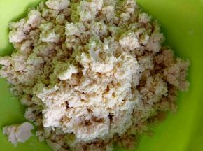 泡好后上锅蒸一个小时左右，关火晾凉然后过筛，用一个勺子按压过筛，这样做出来的绿豆糕才细腻柔软