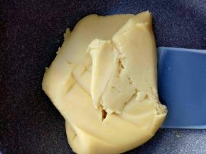 全部过筛后用不粘锅小火先把黄油融化再放入玉米油，然后加入绿豆沙翻炒，等油份完全吸收后再加入麦芽糖和白糖，炒到绿豆沙挑起不往两边掉就好了，炒好的绿豆沙用保鲜膜包好用牙签扎几个洞散热，等放凉后分50克左右一个就可以用月饼模具制作了，做完后用保鲜膜包好放冰箱冷藏第二天吃更加美味哦！