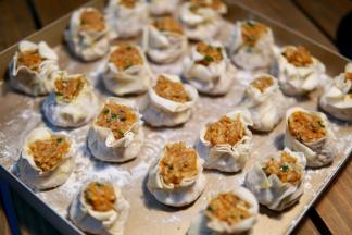 包入调好的馅料，捏紧收口（忽略我的手残阿）