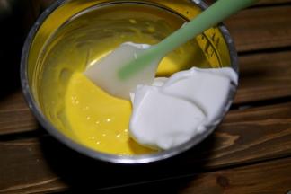 打发好的蛋白取三分之一放入蛋黄内