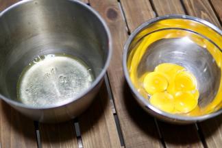 鸡蛋分离蛋黄和蛋白（蛋白盆内一定要无水无油）