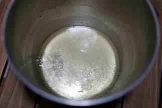 蛋白内放入白糖（这时候开始预热烤箱160度）