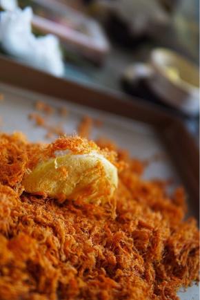 再把沙拉酱涂在蛋糕表面，再包裹上肉松即可