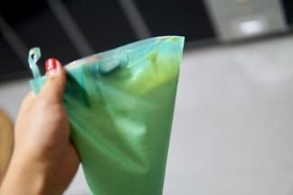 翻拌好的蛋糕糊放入裱花袋内，裱花袋的嘴可以先用夹子夹起来，防止蛋糕液流出。