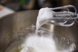 蛋白用电动打蛋器打到长长的弯钩状，如图即可