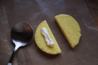 蛋糕放在晾网上，彻底放凉。放凉好的蛋糕，从中间切开，挤沙拉酱