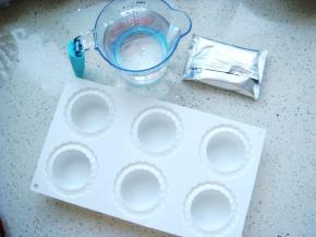 准备所用材料和硅胶模具。