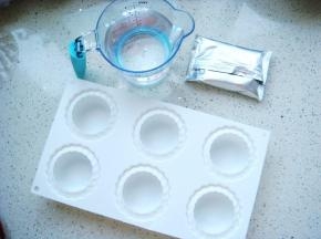 准备所用材料和硅胶模具。