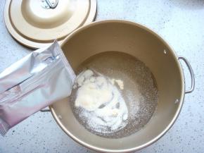 把水倒入锅中，加入芒果布丁粉。（布丁粉已含有糖，无需再放糖）