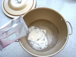 把水倒入锅中，加入芒果布丁粉。（布丁粉已含有糖，无需再放糖）