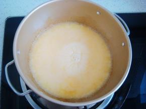 放火上加热，一边搅拌至充分融化，沸腾后关火。