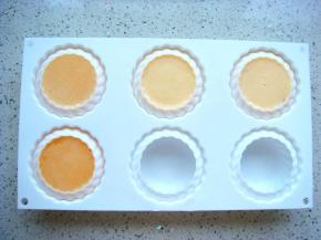 倒入硅胶布丁模具中，入冰箱冷藏至凝固，即可脱模。这个量能做4个布丁。