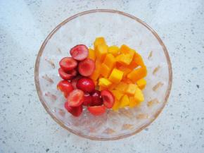 芒果，樱桃切丁备用。（也可用自己喜欢的其他水果）