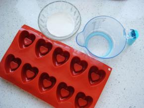 准备布丁粉35克，开水150克，模具备用。