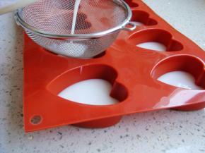 隔着筛网倒入模具中，盖着底部就好，不要倒太多。（能过滤掉多余的气泡）