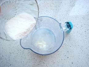 布丁粉倒入开水里。