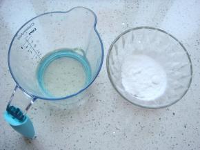 制作透明层：准备好清水120克，白凉粉30克，白糖30克。白糖倒入白凉粉中混合。